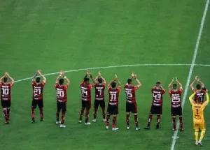 el equipo de fútbol Flamengo aplaudiendo a los aficionados tras acabar el partido, Foquinha