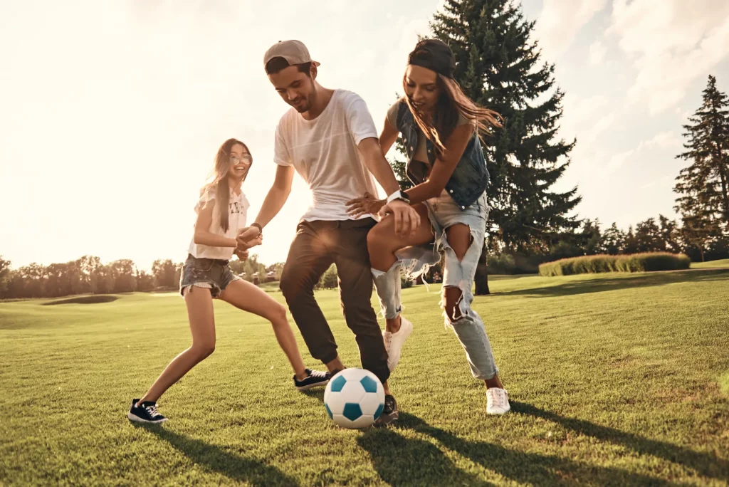 Familia jugando al fútbol y divirtiéndose, Foquinha